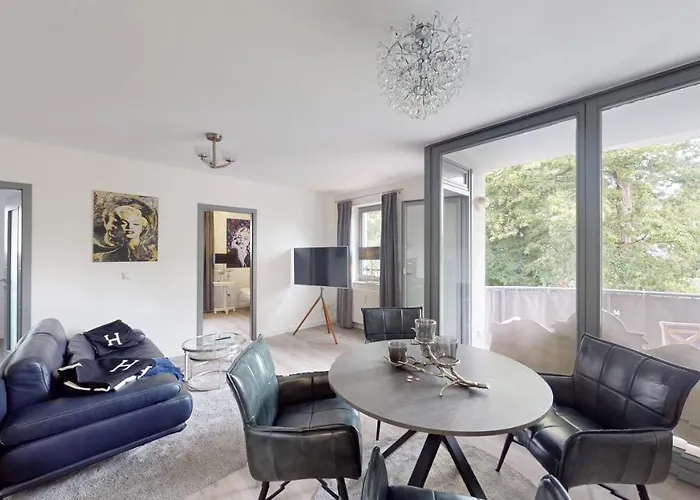 Ostseeblick-Neu 2024-Kueche-Parkplatz-Kamin-Balkon