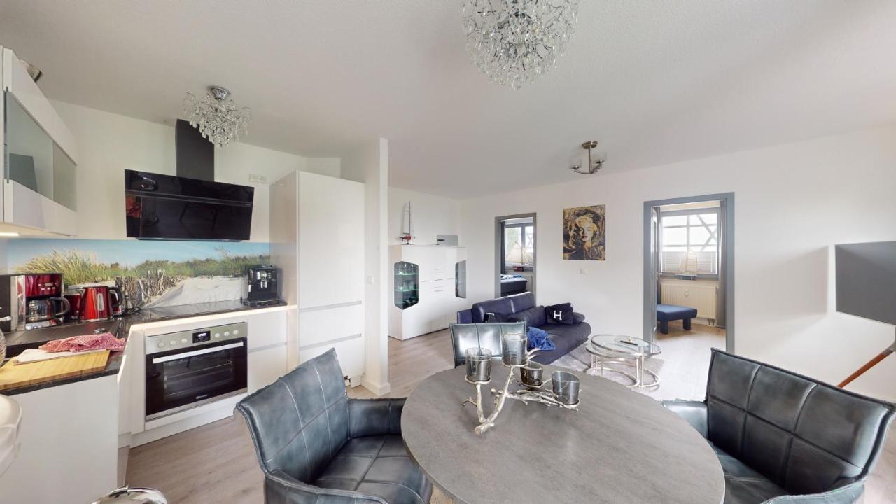 Ostseeblick-neu 2024-kueche-parkplatz-kamin-balkon *